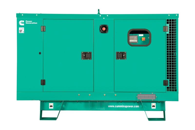 Vorderansicht des geschlossenen AKSA CUMMINS C55D5E Dieselgenerators
